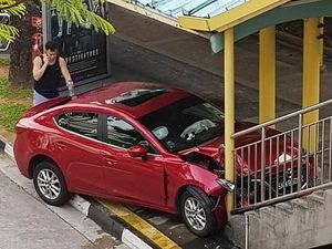 Wanita Ini Menabrak Jembatan Penyeberangan Gara-gara Kecoak