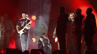 Kolaborasi antara Kendrick Lamar dan U2 menjadi aksi panggung yang ciamik di malam hari itu. Foto: REUTERS/Lucas Jackson