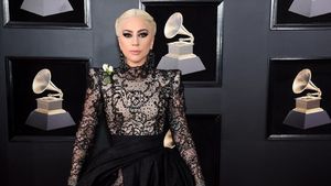 Foto: Gaya Gothic Dramatis Lady Gaga di Grammy Awards 2018