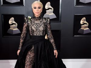 Foto: Gaya Gothic Dramatis Lady Gaga di Grammy Awards 2018