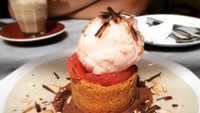 Penyuka dessert harus mencicipi Chocolate Nutella Tart andalan kafe ini. Kulit pienya renyah dengan isian nutella yang creamy dan disajikan dengan es krim plus taburan cokelat serut. Yummy!Foto: Instagram Roast Coffee