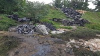 Selain dimanfaatkan untuk mencuci karung atau kain bekas limbah industri, saluran irigasi ini sebetulnya digunakaan mandi dan kakus. Tak jarang, ada warga yang membersihkan karung di hulu, lalu ada ibu yang merendamkan badanya sambil kakus.