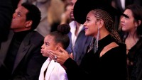 Beyonce memberikan selamat kepada Bruno Mars. Christopher Polk/Getty Images for NARAS.