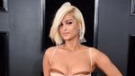 Penampilan Seleb Cantik nan Seksi di Grammy 2018