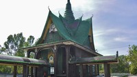Komplek candi 20 bangunan di Thailand ini terdiri dari lebih dari 1,5 juta botol bir. Istimewa/buzzbuzhome.