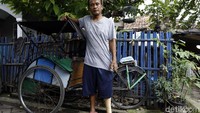 Mengidap kusta dan tak memiliki satu kaki bukan menjadi penghalang Warhudi untuk mencari nafkah bagi keluarganya. Ia memilih menjadi penarik becak sebagai mata pencaharian. (Foto: Rachman Haryanto)  