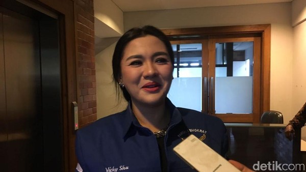 Gaya Vicky Shu Berjaket Demokrat