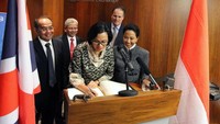 Kedua Menteri wanita Presiden Joko Widodo (Jokowi) itu tampak bahagia setelah Wika mencatatkan diri sebagai BUMN yang sukses menerbitkan Komodo Bonds terbesar dan mengalami oversubscribed 250% di London Stock Exchange. Pool/Wijaya Karya.
