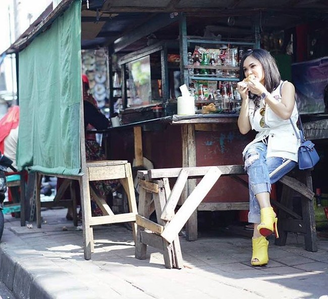 Penyanyi Yuni Shara tetap tampil gaya saat mencoba jajanan di pinggir jalan. Yuni terlihat membawa tas Hermes Kelly 20 cm seharga US$ 15.750 atau sekitar Rp 210 juta. Foto: Instagram