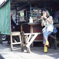 Penyanyi Yuni Shara tetap tampil gaya saat mencoba jajanan di pinggir jalan. Yuni terlihat membawa tas Hermes Kelly 20 cm seharga US$ 15.750 atau sekitar Rp 210 juta. Foto: Instagram