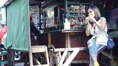 Foto: Deretan Gaya Keelitan Rasa Kerakyatan Ala Artis, KD hingga Syahrini