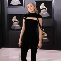 Jumpsuit hitam dengan detail cut out dan tali Jean Paul Gaultier tampak membalut tubuh seksi Miley Cyrus dengan sempurna. Foto: REUTERS/Andrew Kelly
