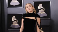 Miley Cyrus saat menghadiri ajang Grammy Awards 2018 di Madison Square, New York City, AS pada Minggu (28/1) waktu setempat. REUTERS/Andrew Kelly.