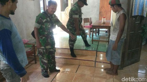 Tanah retak merusak rumah warga di Trenggalek/