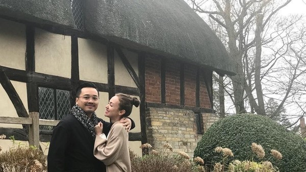 Cas dan Rianti juga terlihat mesra di depan sebuah rumah. Mereka memilih untuk menginap di area pedesaan Inggris yang tenang. (Instagram/Rianti Cartwright) Cas dan Rianti juga terlihat mesra di depan sebuah rumah. Mereka memilih untuk menginap di area pedesaan Inggris yang tenang. (Instagram/Rianti Cartwright)