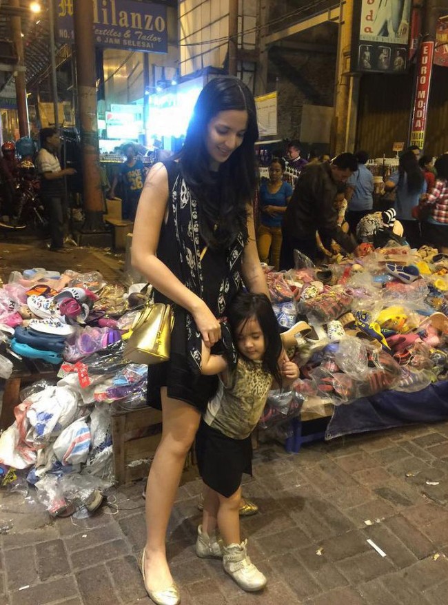 Nia Ramadhani mengajak anaknya jalan-jalan ke pasar yaitu Pasar Baru. Saat itu Nia terlihat membawa tas Prada seri Mini Saffiano berharga puluhan juta rupiah. Foto: Instagram