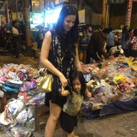 Nia Ramadhani mengajak anaknya jalan-jalan ke pasar yaitu Pasar Baru. Saat itu Nia terlihat membawa tas Prada seri Mini Saffiano berharga puluhan juta rupiah. Foto: Instagram