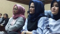 Saat ditanya soal kertas itu, Deisti hanya tersenyum (Foto: Haris Fadhil/detikcom)