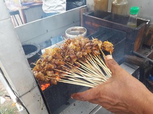 Murah Meriah! Racikan Sate Kikil dan Kulit Ayam Pak Salim yang Khas Indramayu