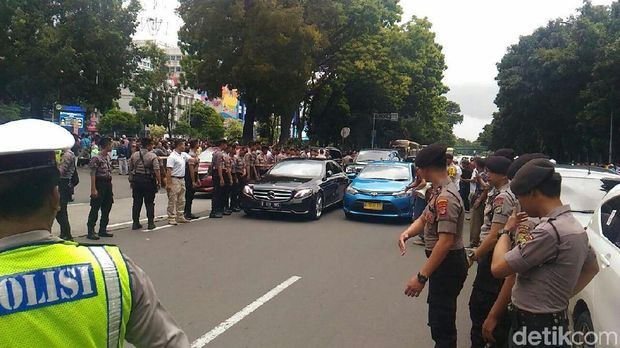  Massa driver taksi online yang berdemonstrasi di depan kantor Kementerian Perhubungan (Kemenhub) sempat meluber ke Jl Medan Merdeka Barat, Senin (29/1/2018)