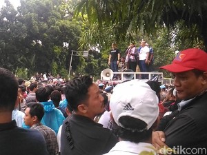 Masih Penuhi Jalan Medan Merdeka, Massa Aliando Selawatan