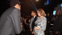 Jay-Z tampak mengusili Chrissy Teigen bersama John Legend. Christopher Polk/Getty Images for NARAS.