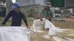 Foto: Melihat Buruh Pencuci Karung Industri di Serang