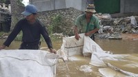 Menurutnya, para pencuci karung di Sukamaju sudah biasa berurusan dengan limbah karung. Ada karung bekas pupuk, bekas perusahaan semen, atau bekas perusahaan kertas. Dari pantuan misalkan, ada karung bekas kalsium karbonat dengan rumus kimia CaCO3. Selain itu, ada juga bekas kain dengan noda oli.