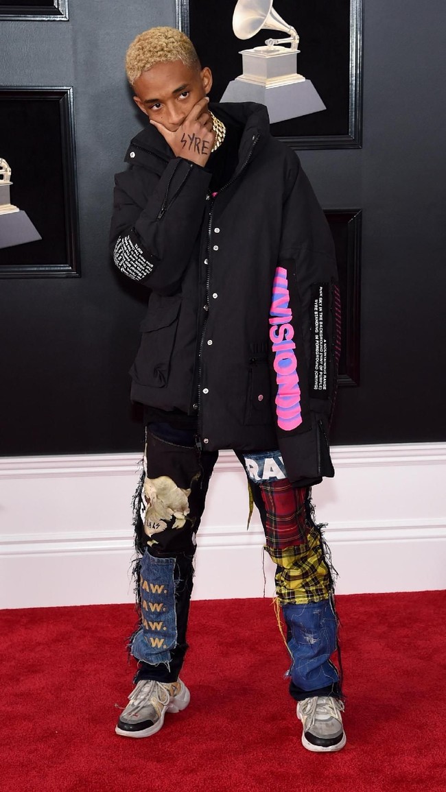Memakai celana penuh ‘tambalan’ Jaden Smith seharusnya bisa tampil lebih baik dari ini untuk acara sekaliber Grammy. (Foto: Getty Images)
