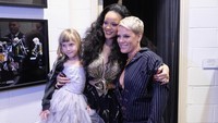 P!nk mengajak sang putri yang ternyata nge-fans kepada Rihanna. Nicholas Hunt/Getty Images for NARAS.