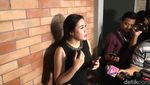 Gaya Vicky Shu Berjaket Demokrat