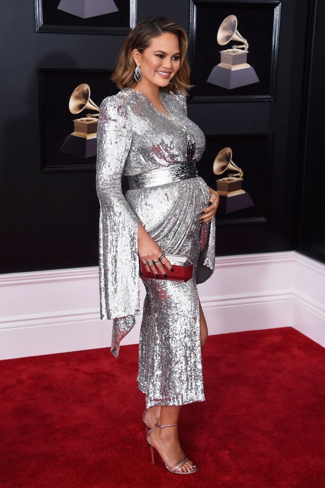 Chrissy Teigen selalu tahu bagaimana tetap terlihat cantik dan stylish saat hamil. Ini penampilannya dengan gaun silver Yanina Couture. Foto: Getty Images