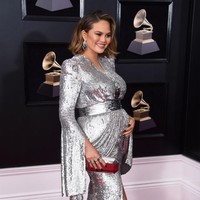 Chrissy Teigen selalu tahu bagaimana tetap terlihat cantik dan stylish saat hamil. Ini penampilannya dengan gaun silver Yanina Couture. Foto: Getty Images