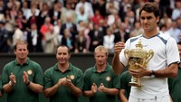 Di tahun 2005, Federer baru mampu menambah koleksi grand slam ketika berjaya di Wimbledon usai mengalahkan Roddick tiga set langsung. Sudah tiga kali beruntun ia berjaya di Wimbledon. (Foto: Clive Brunskill/Getty Images)