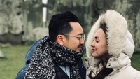 Mereka terlihat serasi berfoto di depan Stonehenge. Rianti dan Cas Alfonso menikah pada 2010 lalu. (Instagram/Rianti Cartwright)