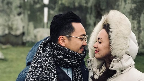 Mereka terlihat serasi berfoto di depan Stonehenge. Rianti dan Cas Alfonso menikah pada 2010 lalu. (Instagram/Rianti Cartwright) Mereka terlihat serasi berfoto di depan Stonehenge. Rianti dan Cas Alfonso menikah pada 2010 lalu. (Instagram/Rianti Cartwright)