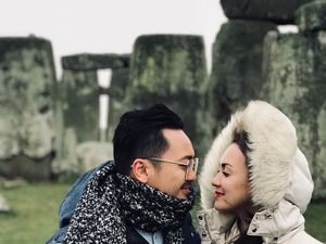 Foto: Couple Goals! Liburan Romantis Rianti & Suami di Inggris