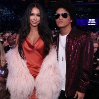 Jessica Caban merupakan wanita yang sudah tujuh tahun ini menjadi kekasih Bruno Mars yang pada ajang Grammy Awards 2018 memborong tujuh piala. Dan pada saat menerima piala, Bruno tak lupa mengucapkan terimakasihnya pada Jessica yang telah mendukung kariernya. (Foto: Getty Images)