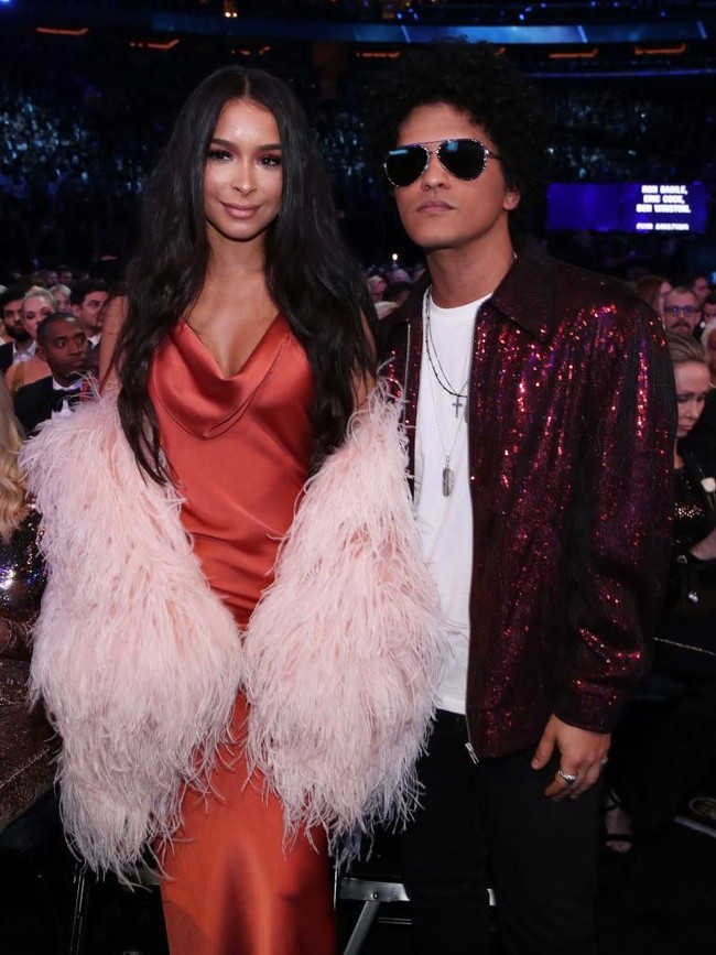 Jessica Caban merupakan wanita yang sudah tujuh tahun ini menjadi kekasih Bruno Mars yang pada ajang Grammy Awards 2018 memborong tujuh piala. Dan pada saat menerima piala, Bruno tak lupa mengucapkan terimakasihnya pada Jessica yang telah mendukung kariernya. (Foto: Getty Images)