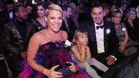 P!nk bersama keluarganya tampak happy saat menghadiri acara yang berlangsung di Madison Square, New York City, AS pada Minggu (28/1) waktu setempat. Christopher Polk/Getty Images for NARAS.