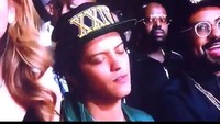 Sedangkan Bruno Mars sedang tertidur nyenyak karena pulang membawa 7 piala Grammy Awards 2018. Foto: Istimewa