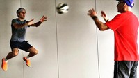 Mungkin ini gantinya medicine ball slams ya. Namun latihan melempar bola seperti ini diperlukan oleh bapak 4 anak tersebut untuk memperkuat perut dan tubuh bagian atasnya. Konon latihan seperti ini memang sering dilakukan oleh para atlet. (Foto: Instagram/rogerfederer)