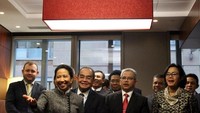 Menteri Keuangan Sri Mulyani Indrawati, Menteri BUMN Rini M. Soemarno dan Direktur Utama Wika Bintang Perbowo tersenyum bahagia dalam penerbitan Komodo Bonds di London Stock Exchange. Pool/Wijaya Karya.