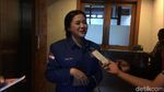 Gaya Vicky Shu Berjaket Demokrat