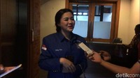 Vicky hadir di Kantor DPP Demokrat mengenakan jaket biru khas Partai Demokrat bertuliskan namanya. (Foto: Yayas-detikcom)