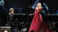 Duet syahdu Elton John dan Miley Cyrus juga menjadi pertunjukanyang terbaik di panggung Grammy Awards 2018. Foto: REUTERS/Lucas Jackson