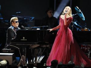 Penampilan Manis Miley Cyrus dan Elton John Bawakan Tiny Dancer