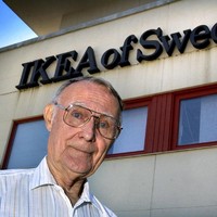 Pendiri IKEA Ingvar Kamprad punya kekayaan bersih Rp 540,5 triliun dan jadi orang terkaya di Eropa. Semasa hidupnya, Ingvar juga sering naik pesawat kelas ekonimi dan lebih suka makan di kantin IKEA di Swedia. Ia pun setia mengendari mobil Volvo yang sudah dipakainya berpuluh-puluh tahun dan kadang naik bus umum. Foto: Claudio Bresciani/Reuters