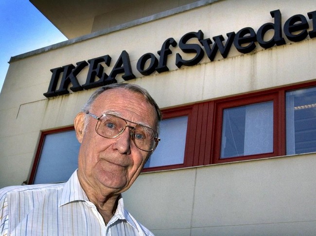 Pendiri IKEA Ingvar Kamprad punya kekayaan bersih Rp 540,5 triliun dan jadi orang terkaya di Eropa. Semasa hidupnya, Ingvar juga sering naik pesawat kelas ekonimi dan lebih suka makan di kantin IKEA di Swedia. Ia pun setia mengendari mobil Volvo yang sudah dipakainya berpuluh-puluh tahun dan kadang naik bus umum. Foto: Claudio Bresciani/Reuters