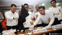 Dir Narkoba Polda Metro Jaya, Kombes Pol Suwondo Nainggolan menunjukkan barang bukti narkoba.